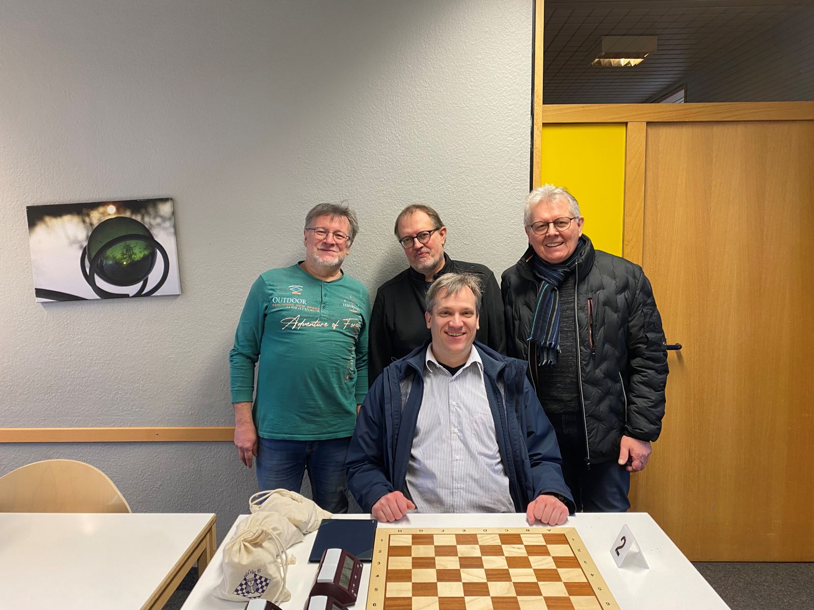 Der Bezirks-Senioren-Meister 50+ mit Uwe Pfenning (von links), Christian Würfel, Manfred Werk und Bernd Straub (sitzend, Foto: Peter Sewarte).