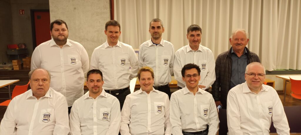 Die 1. Mannschaft der Schachvereinigung: hinten von links: Internationaler Meister (IM) Tomislav Bodrozic, Fidemeister (FM) Bernhard Lutz, Geburtstagskind Großmeister David Baramidze, Spielleiter Dr. Christian Günther, Teamchef Günter Auer, vorne von links: Mannschaftsführer Jürgen May, Ferdinand Ptak, IM Dr. Hannes Rau, FM Andreas Bauer, Jürgen Möldner; im Bild fehlt IM Mihail Nekrasov (Foto: Prof. Dr. Bernd Straub)